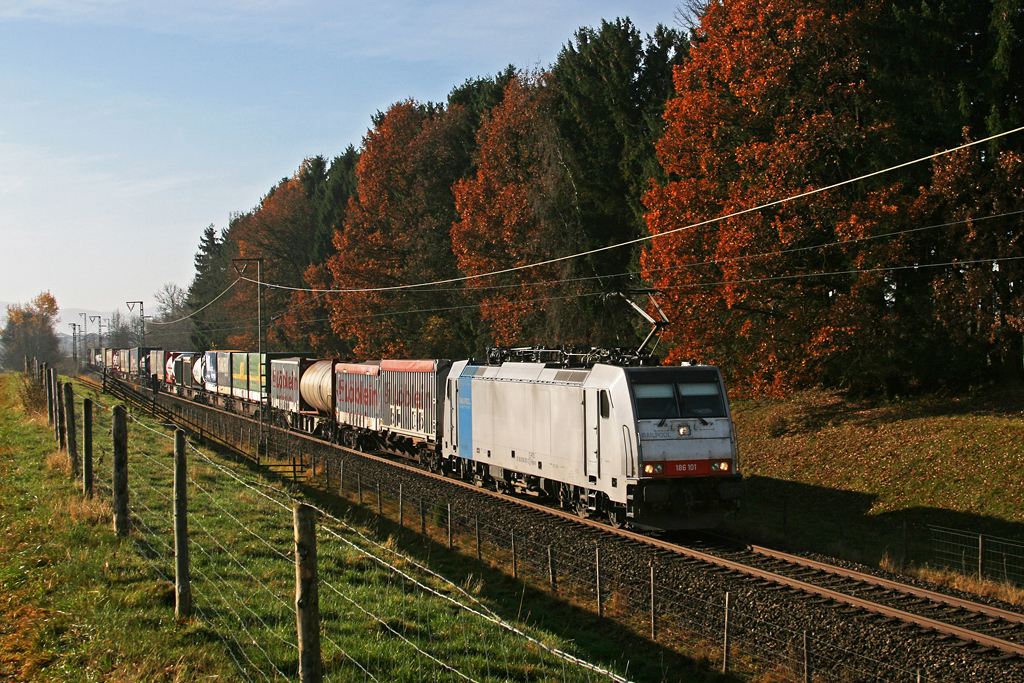 186 101 mit einem KLV Zug am 03.11.2010 bei Fching.