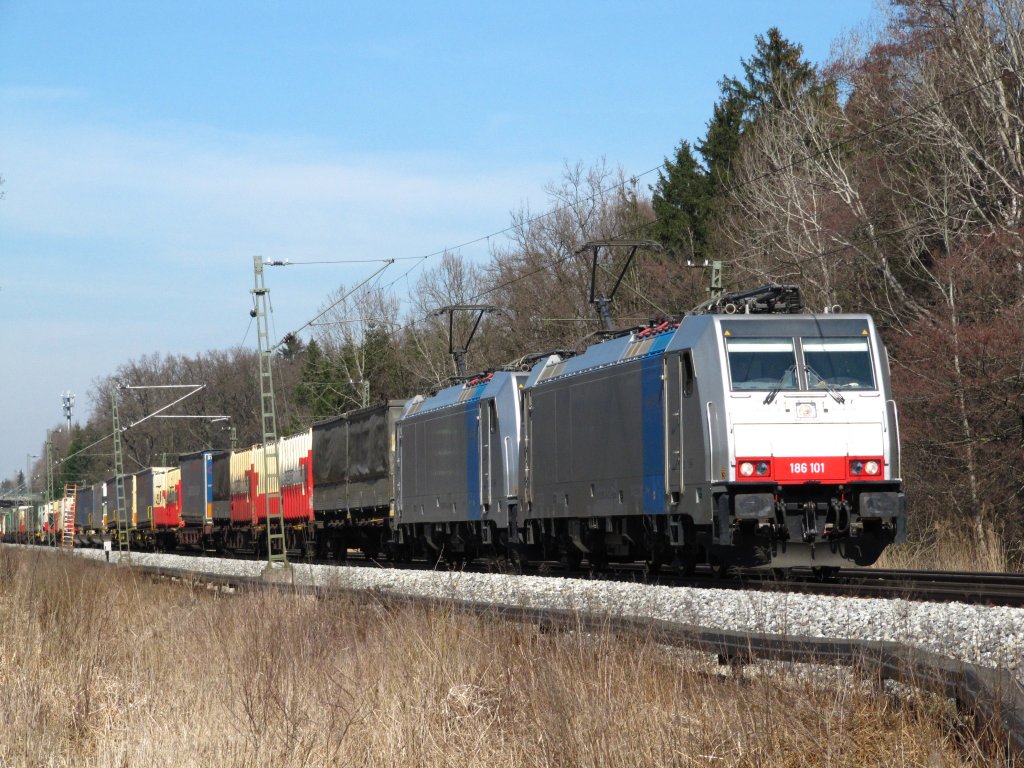 186 101 mit Schwesterlok mit KLV zum Brenner am 23.03.2010 bei Brannenburg.