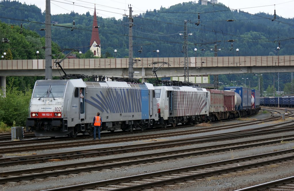 186 102-0 und 189 918-6 (Lokomotion) mit Gz in Kufstein am 06.06.2012