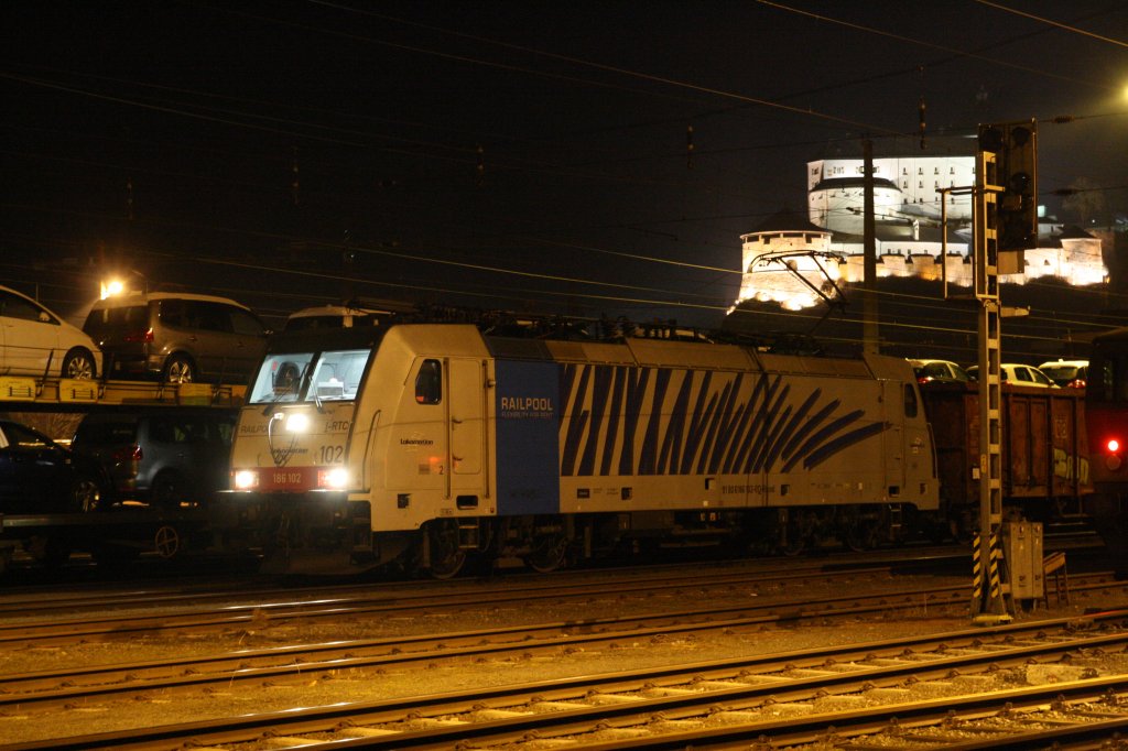 186 102-0 von Lokomotion steht am 3.3.2011 mit einem Schrottzug in Kufstein. Dieser kommt von Italien und fhrt nach Mnchen Nord.