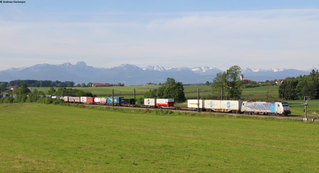 186 102-0 mit einem KV Zug bei Haus 28.5.13