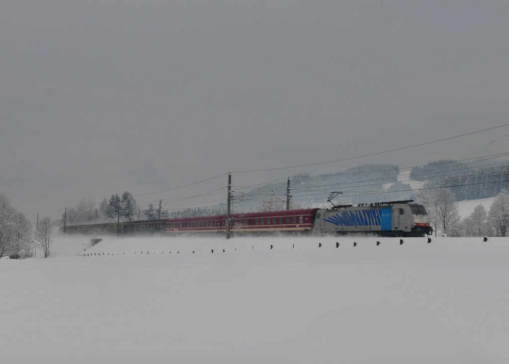 186 102 mit einem Turnuszug am 16.02.2013 bei Fieberbrunn.