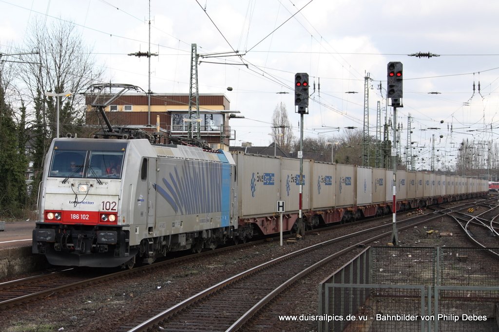 186 102 (Railpool / Lokomotion) fhrt am 27. Mrz 2010 um 12:58 Uhr mit einem Gterzug durch den Mnchengladbacher Hauptbahnhof