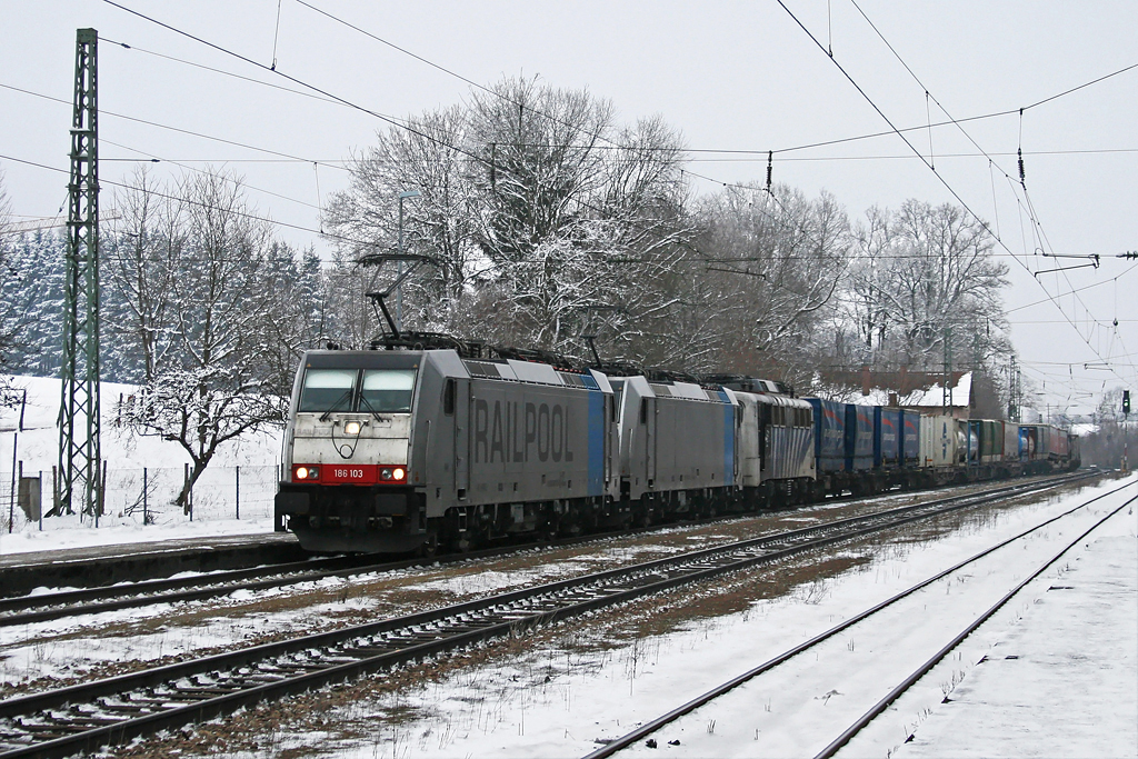 186 103 + 186 106 + 139 177 mit einem KLV Zug am 16.01.2010 in Osterm�nchen.