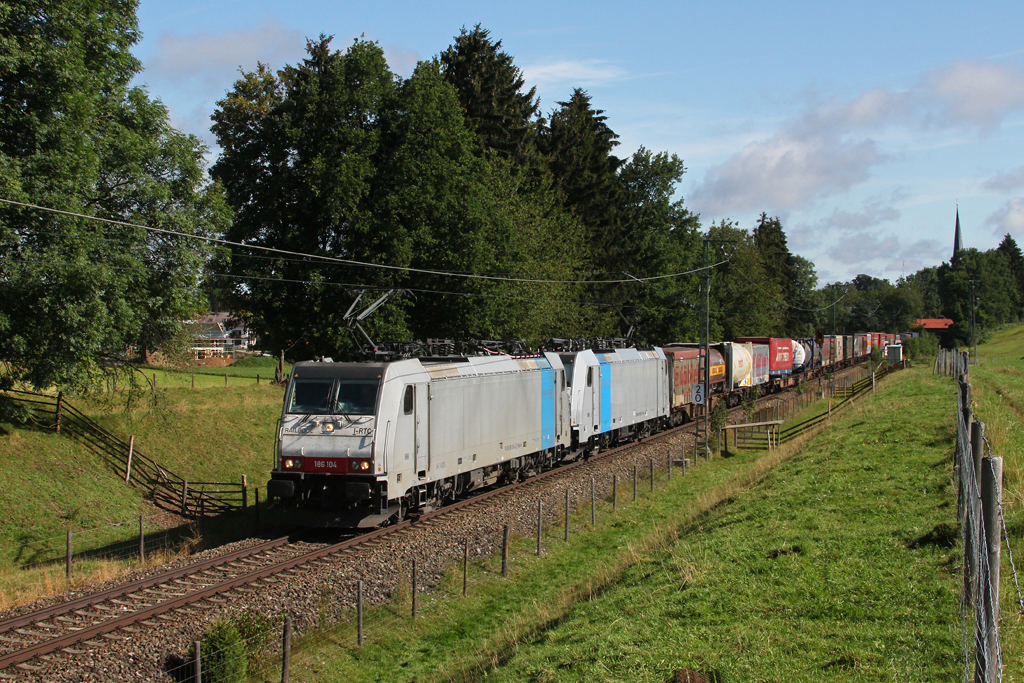 186 104 + 109 mit einem KLV Zug am 06.08.2011 auf der Mangfalltalbahn bei F�ching.