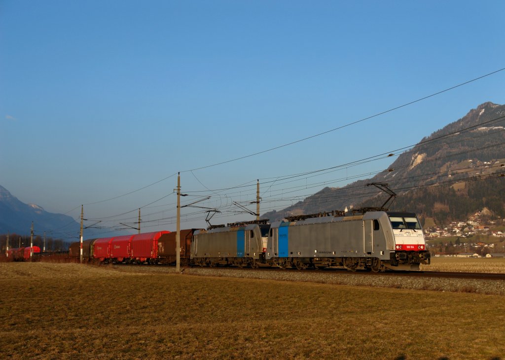 186 104 + 186 110 mit einem Stahlzug am 08.03.2011 unterwegs bei Vomp.