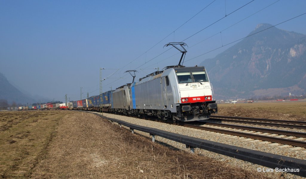 186 104 und 186 110 bringen am 5.03.11 einen KLV-Zug vorbei am Kloster Reisach Richtung Brenner.