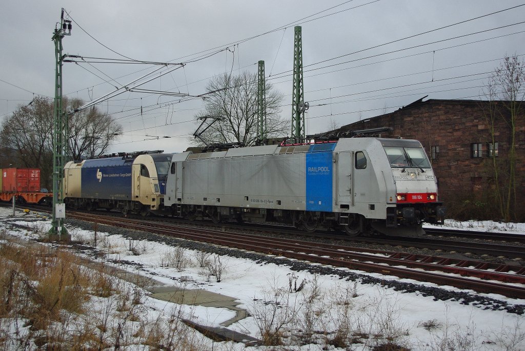 186 104-6 zieht gemeinsam mit 183 705-3 einen Containerzug in Richtung Norden. Aufgenommen am B Eltmannshausen/Oberhone am 08.01.2011.