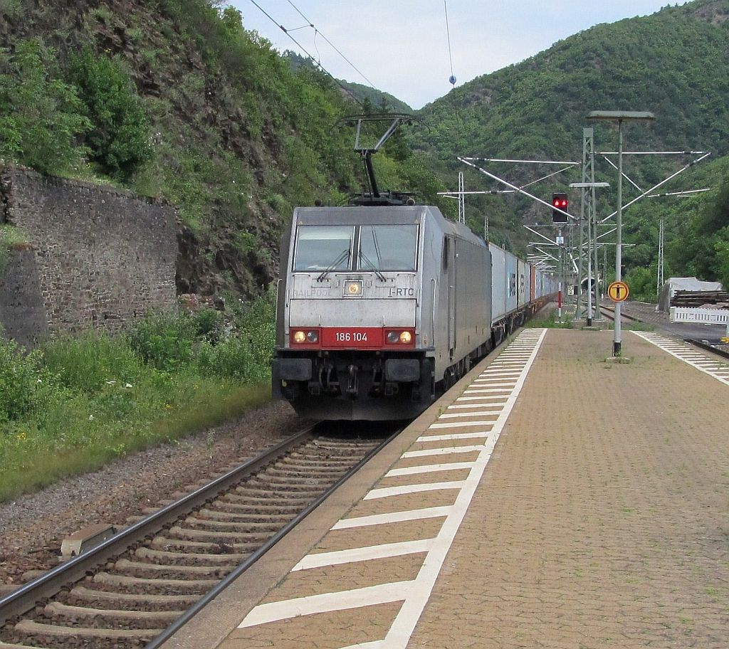 186 104 (Railpool) mit einem Containerzug von Koblenz kommend bei der Durchfahrt durch den Bahnhof Ediger-Eller in Richtung Trier am 23.06.2012
