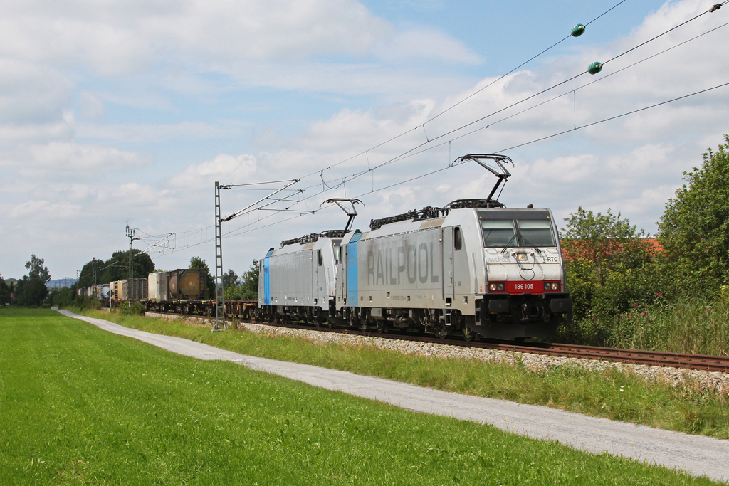 186 105 + 109 sind mit DGS 43805 am 31.07.2011 auf der Mangfalltalbahn (Mnchen – Holzkirchen – Rosenheim) bei Bad Aibling unterwegs.