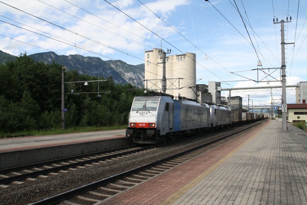 186 105-3 und 186 285-3 durchfahren am 12.6.2011 mit einem Containerzug den Bahnhof Kirchbichl in Tirol Richtung Brenner.