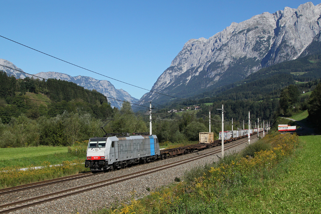 186 105 mit einem KLV Zug am 09.09.2012 bei Pfarrwerfen.