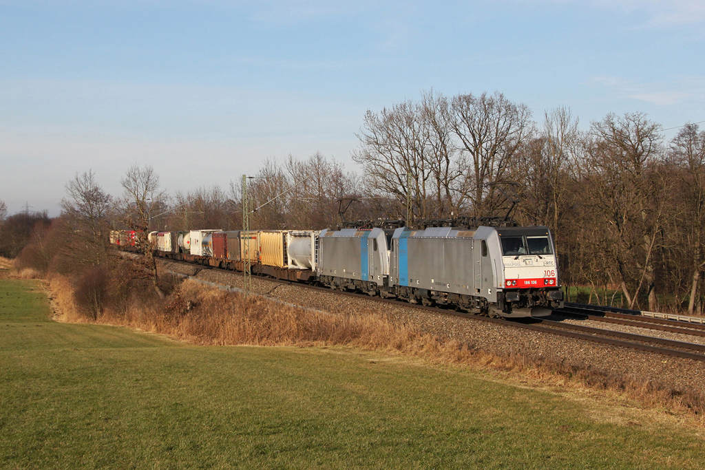 186 106 + 186 1xx mit einem KLV Zug am 28.12.2011 bei Hilperting.