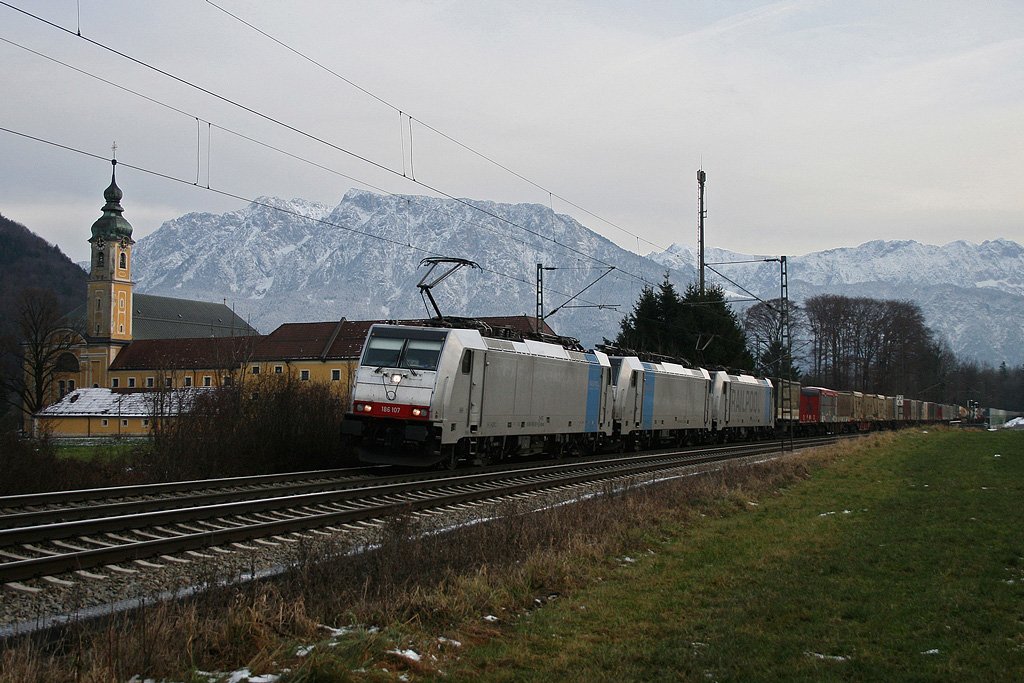 186 107 + 104 + 103 mit einem KLV Zug vor dem Kloster Reisach bei Niederaudorf. 5.12.2009.