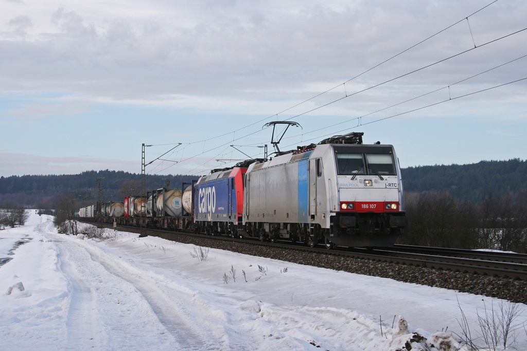 186 107 + 482 044 mit einem Containerzug am 08.01.2011 bei Plling.