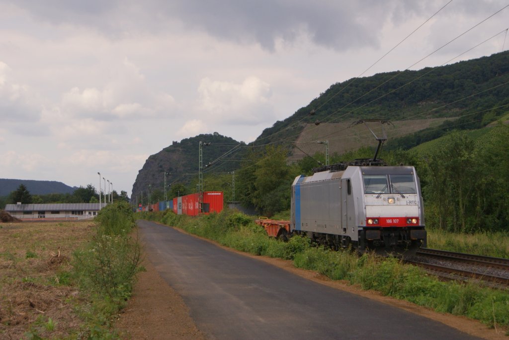 186 107 mit einem Containerzug in Leutesdorf am 02.07.2011