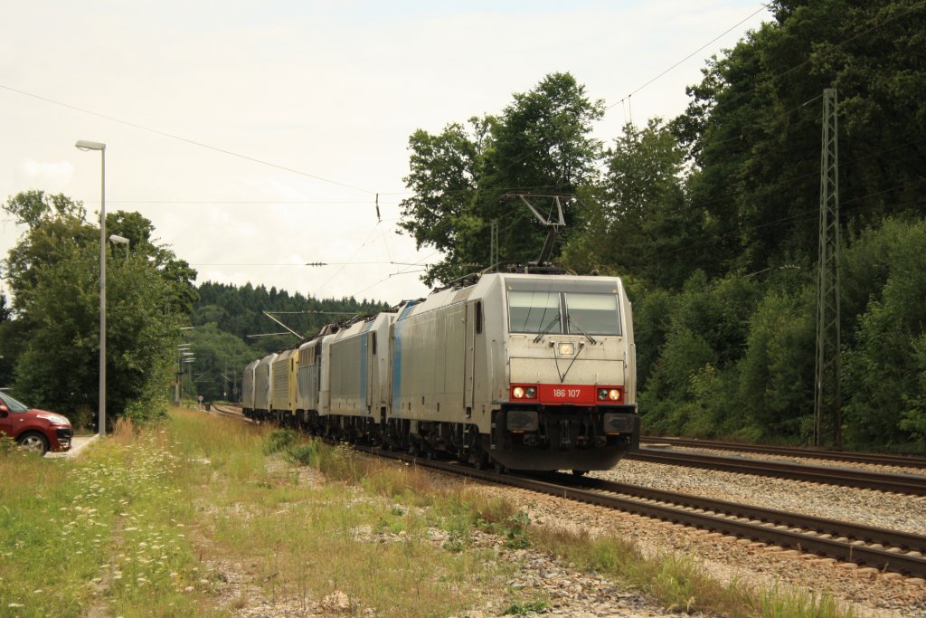 186 107 mit einem Lokzug in Alingen am 30.07.2010