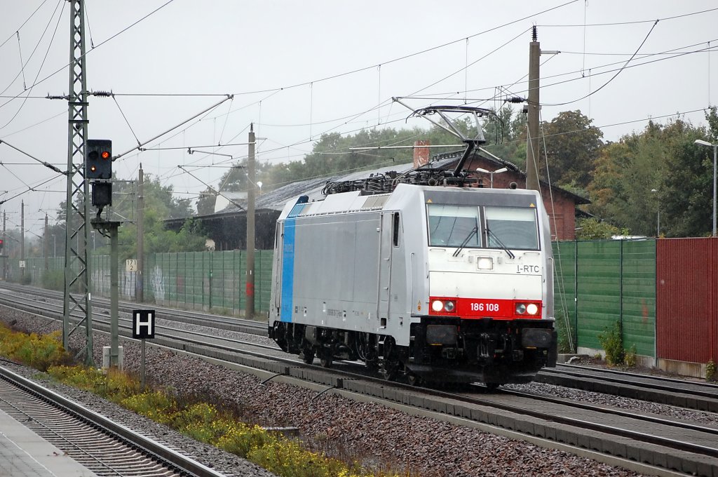 186 108 von Railpool als LZ in Rathenow in Richtung Wustermark. 26.09.2010