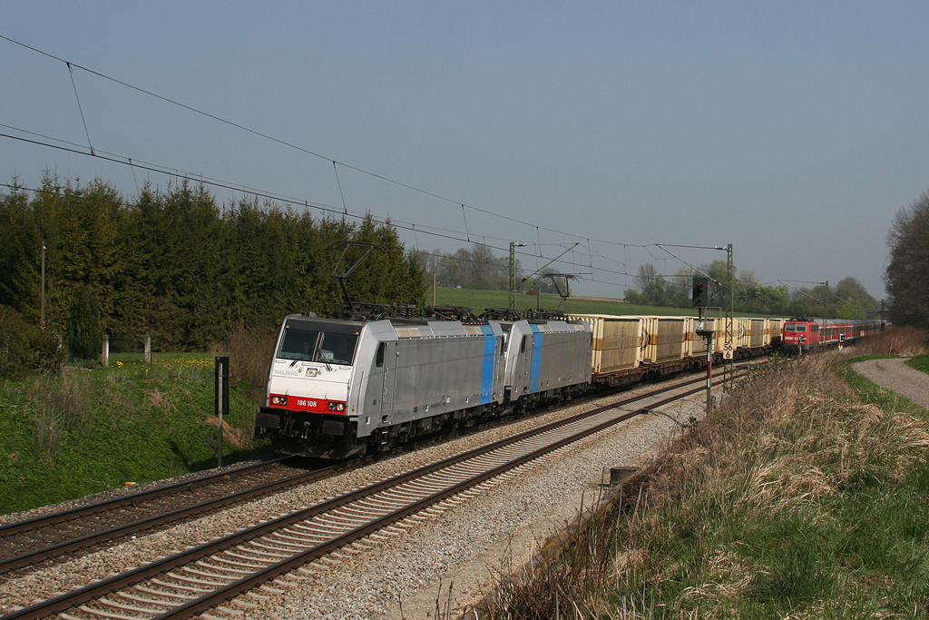 186 108 und eine Schwesterlok mit dem Warsteiner KLV Zug am 24.04.2010 in Vogl bei Grokarolinenfeld.