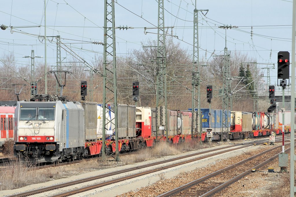 186 109 schleicht sich am 20.03.10 durch den (Mnchen-) Truderinger Hintergrund