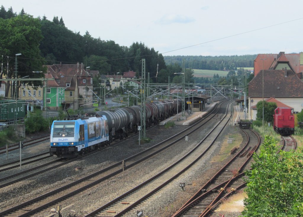 186 110  Rail Magazine  der Rurtalbahn zieht am 10. Juli 2013 einen Kesselwagenzug durch Kronach in Richtung Lichtenfels.