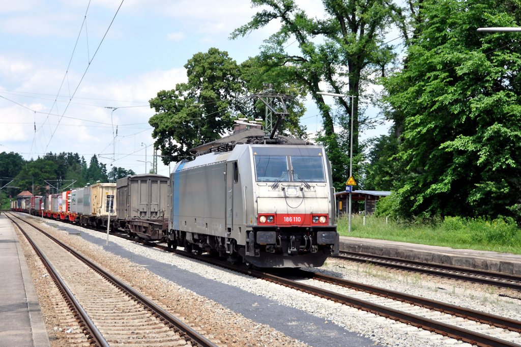 186 110 von Railpool in Lomo Diensten auf der Fahrt zum Brenner aufgenommen in Aling/Obb.am 23.6.10