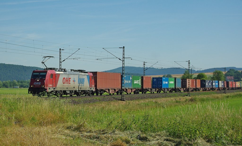 186 125-3 durchquert mit ihrem Containerzug in Fahrtrichtung Sden das Haunetal. Aufgenommen am 06.07.2010 bei Neukirchen.
