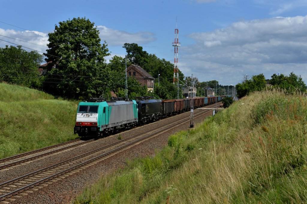 186 126 + ES 64 F4 458 mit einem Gterzug am 20.07.2012 unterwegs bei Kunowice.