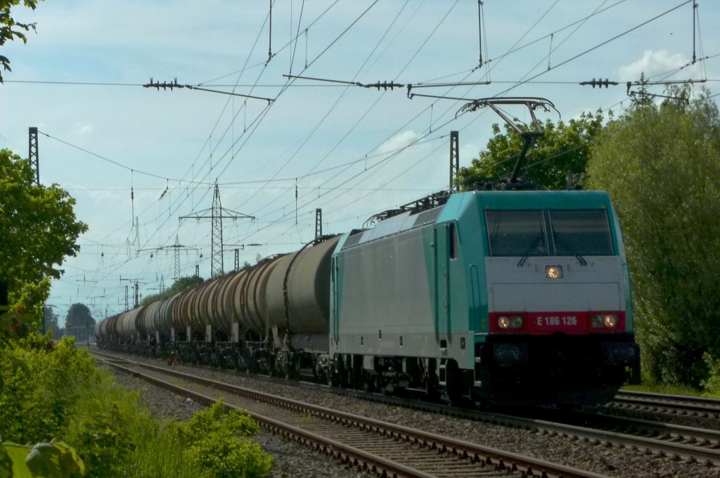 186 126-9 der ITL ist mit einem Kesselwagenzug am 20.05.2012 in Landstuhl