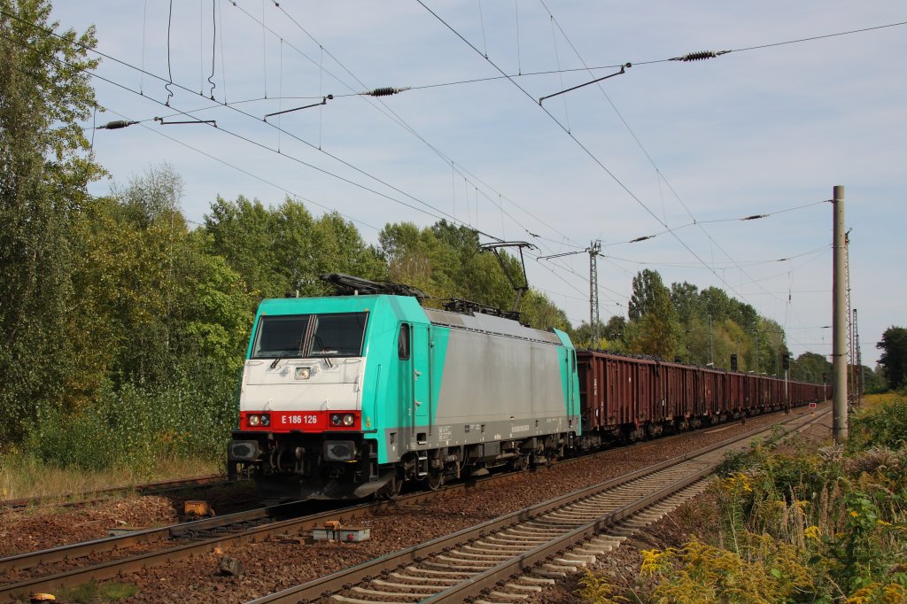 186 126 (im Dienst von ITL) durchfhrt am 09.09.2012 mit einem Ganzzug offener Gterwagen den Bahnhof Leipzig-Thekla. 
