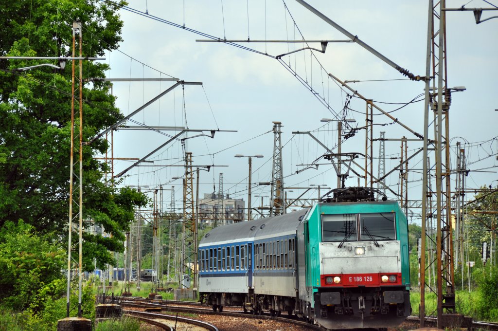 186 126 mit einer RB von Katowice nach Zwardoń bei der Ausfahrt aus Katowice Ligota (29.05.2013)
