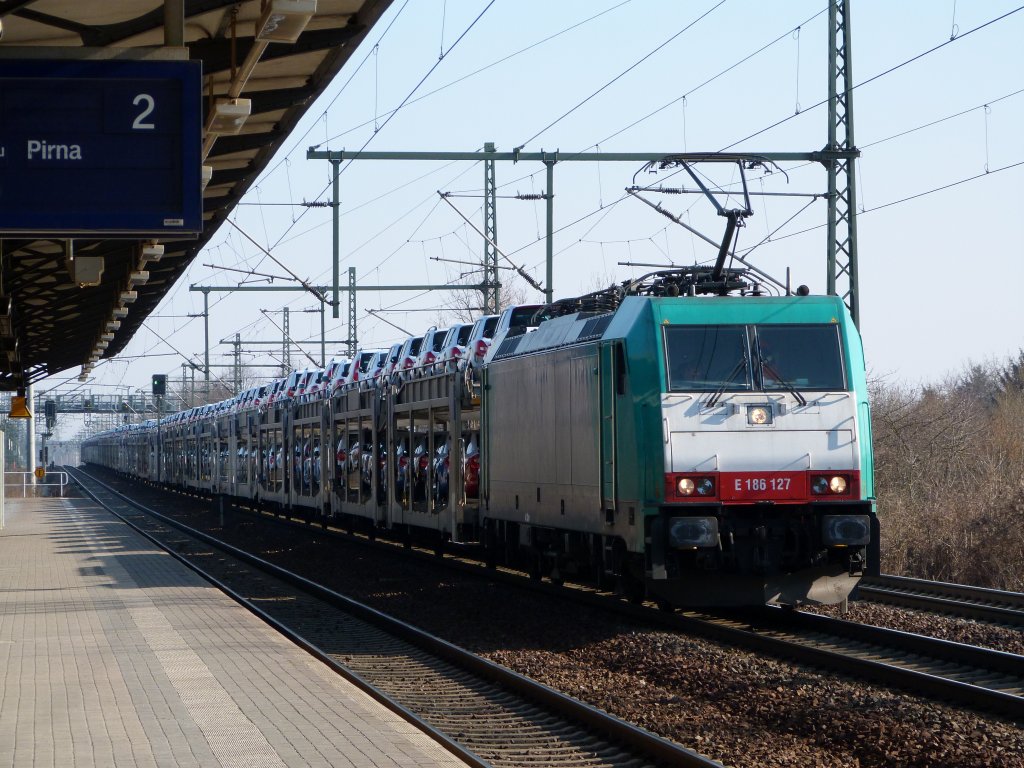 186 127 der ITL fhrt mit ihrem Autozug durch Dresden Strehlen.
05.03.13