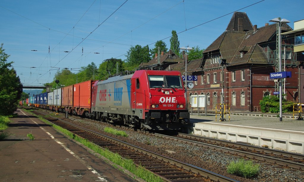186 129-3 mit ihrem Containerzug in Fahrtrichtung Norden. Aufgenommen am 03.06.2010 in Eichenberg.