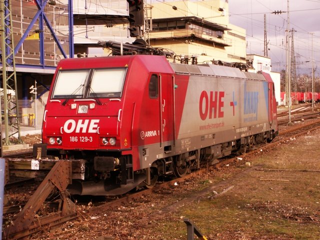 186 129-3 der OHE abgestellt in Mannheim Hbf unterhalb des Stellwerks