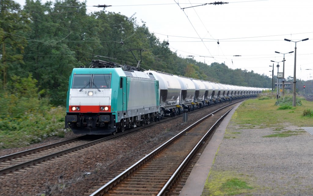 186 129 der Crossrail zog am 25.10.11 einen Gterzug durch Schkopau Richtung Halle(S).
