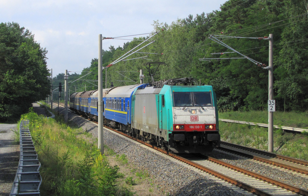186 130-1 kommt hier am 07.07.2012 mit dem einem D-Zug, bestehend aus Russischen Schlafwagen durch Bestensee gefahren. Aufgrund einer Streckensperrung zwischen Frankfurt/O. und Berlin wurde der Zug ber Cottbus nach Berlin gefahren.