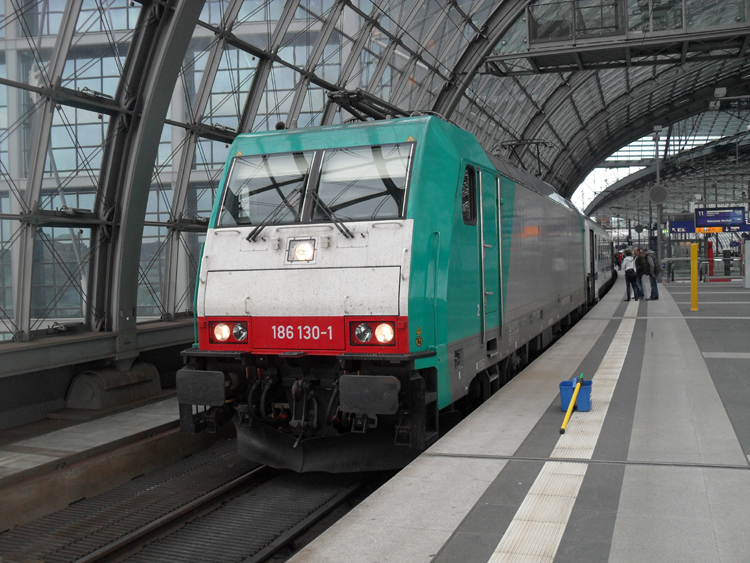 186 130-1 mit EC45(Berlin-Warszawa-Express)von Berlin Hbf Richtung Warszawa Wschodnia kurz vor der Ausfahrt im Berliner Hbf.(22.05.10)