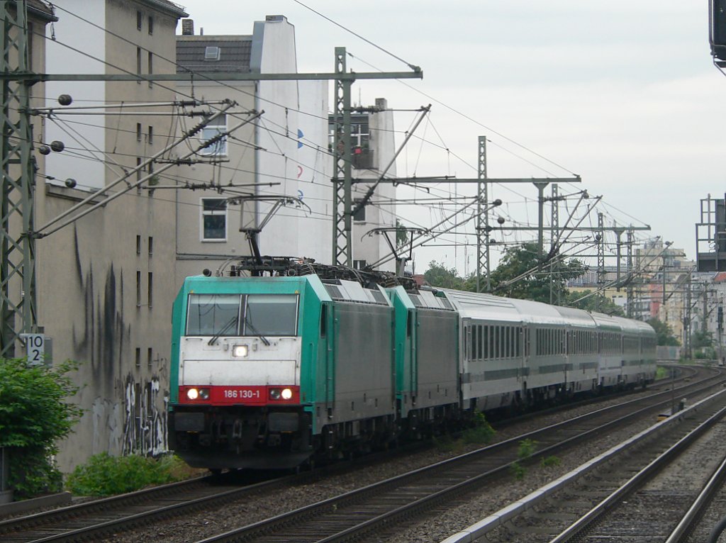 186 130-1 und eine weitere Lok dieser Baureihe zogen am 12.6.2010 den Berlin-Warszawa-Express durch Savignyplatz.