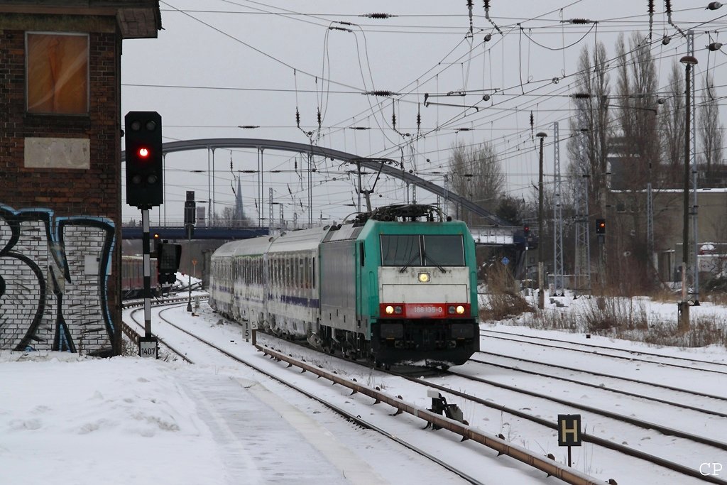 186 135-0 durchfhrt am 30.1.2010 mit dem EC 46 den S-Bahnhof Warschauer Stae in Berlin und wird gleich den Ostbahnhof erreichen.