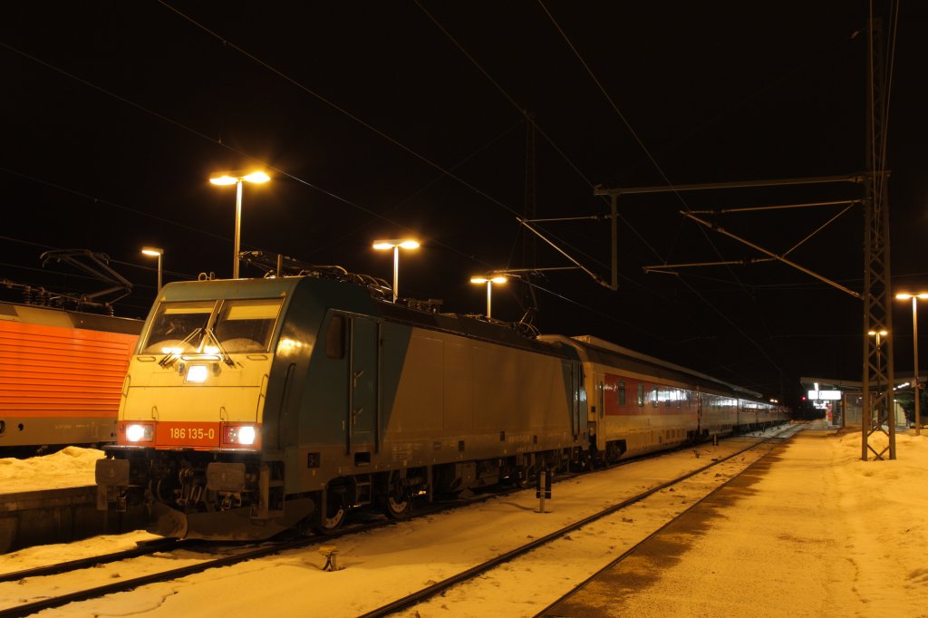 186 135-0 mit CNL 1247 nach Mnchen Hbf auf Gleis 7 in Magdeburg Hbf. Die beiden Schlafwagen waren heute am Anfang des Zuges eingereiht. Fotografiert am 02.01.2011. 