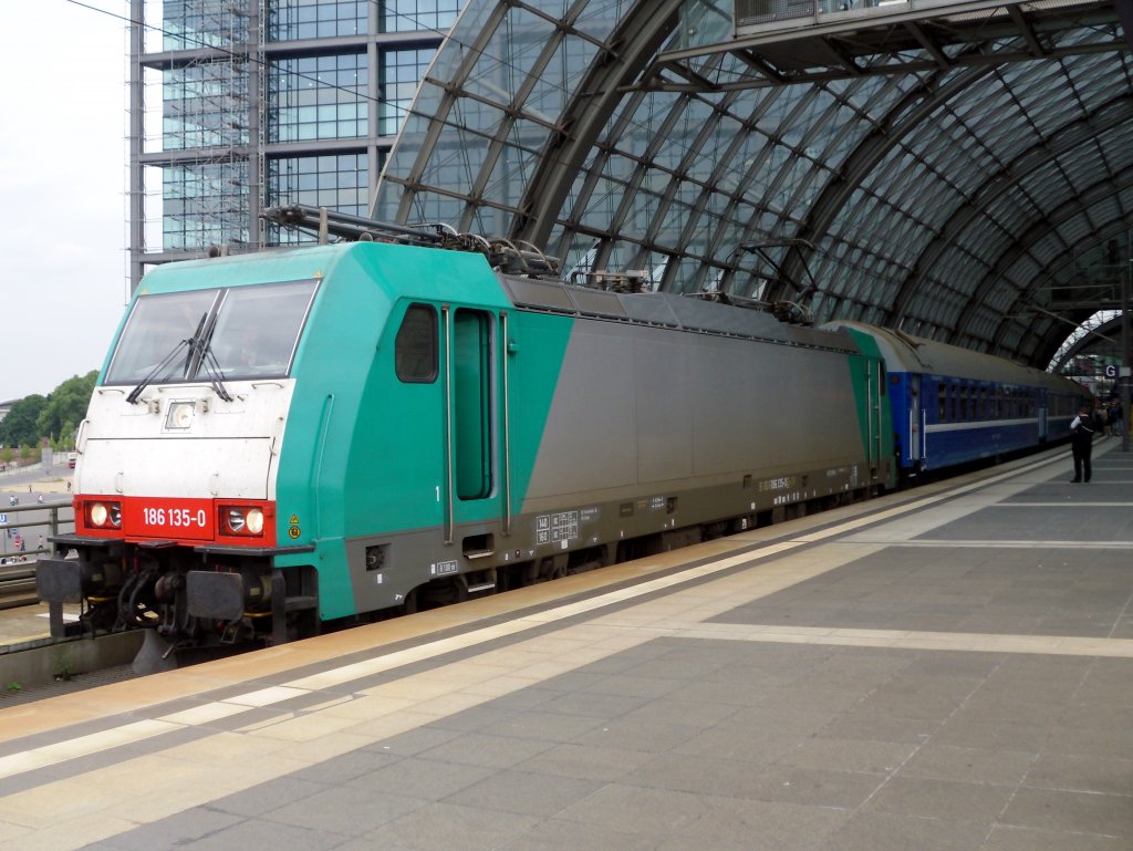 186 135-0 mit D 443 am 13.08.2010 am Beginn einer langen Reise nach Moskau, hier beim Halt in Berlin Hauptbahnhof.