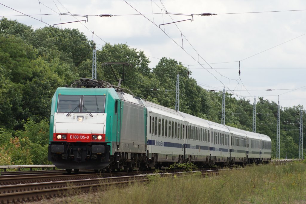 186 135-0 mit dem Berlin-Warschau Express in Berlin-Friedrichshagen am 20.07.09