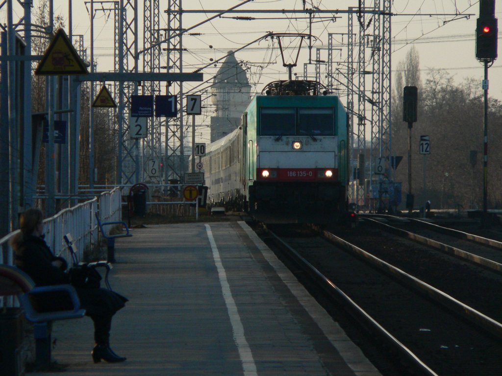 186 135-0 mit sdem Berlin-Warszawa-Express am 9.3.2010 in Berlin-Karlshorst.