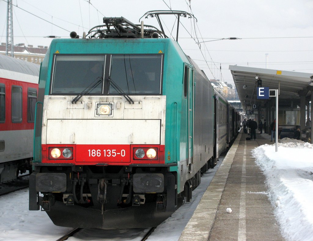 186 135-0 steht mit ihrem BWE nach Berlin Gesundbrunnen nach TF-Tausch zur Abfahrt bereit am 24.01.