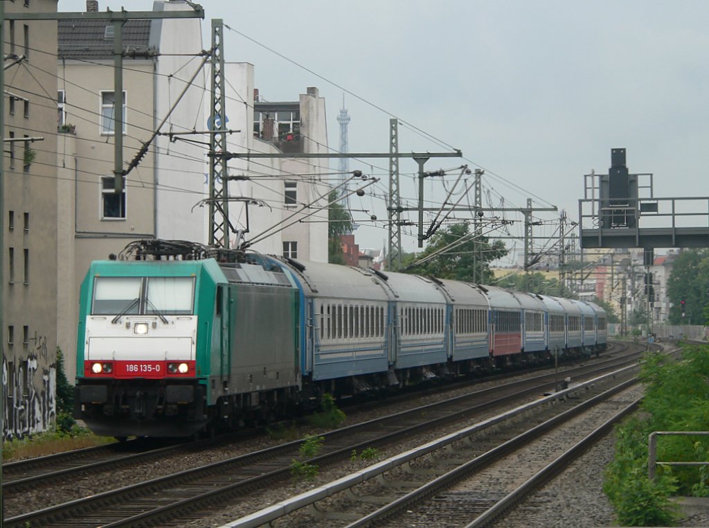 186 135-0 vor dem D-Zug nach Saratov. Leider nicht mehr bespannt mit einer Lok der BR 115, so dass wir beim Bahnbildertreffen auf eine  Verfolgung  des Zuges verzichteten. 12.6.2010, Savignyplatz in Berlin