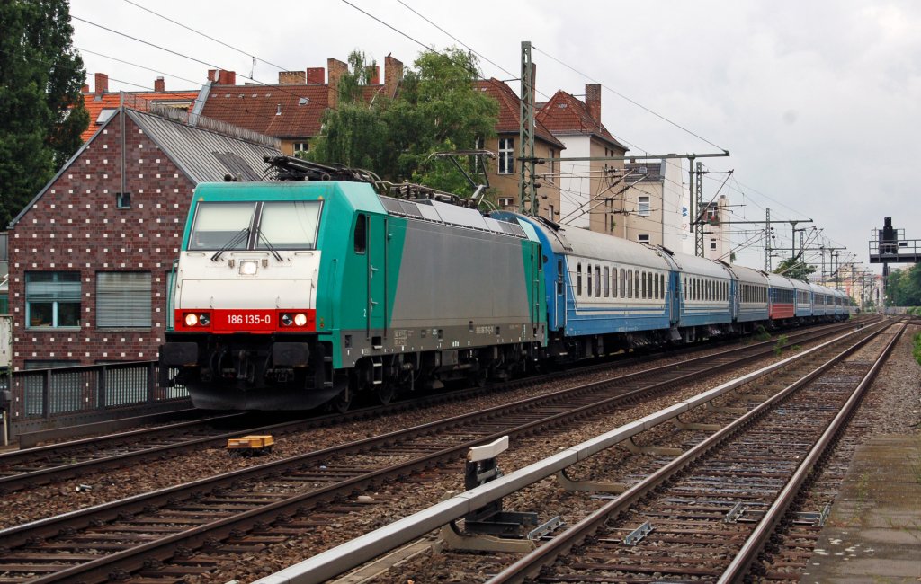 186 135 zieht am 12.06.10 den D 1249 vorbei am Savignyplatz Richtung Hbf. 