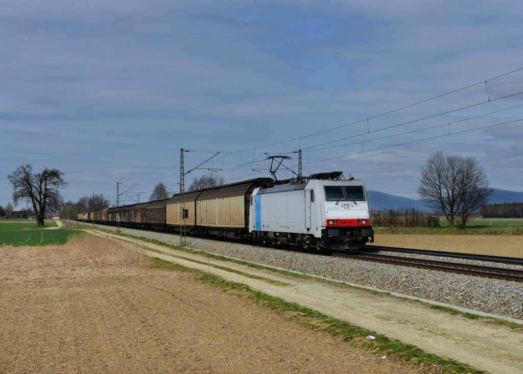 186 136 mit einem Schiebewandwagenzug am 14.04.2013 bei Langenisarhofen.