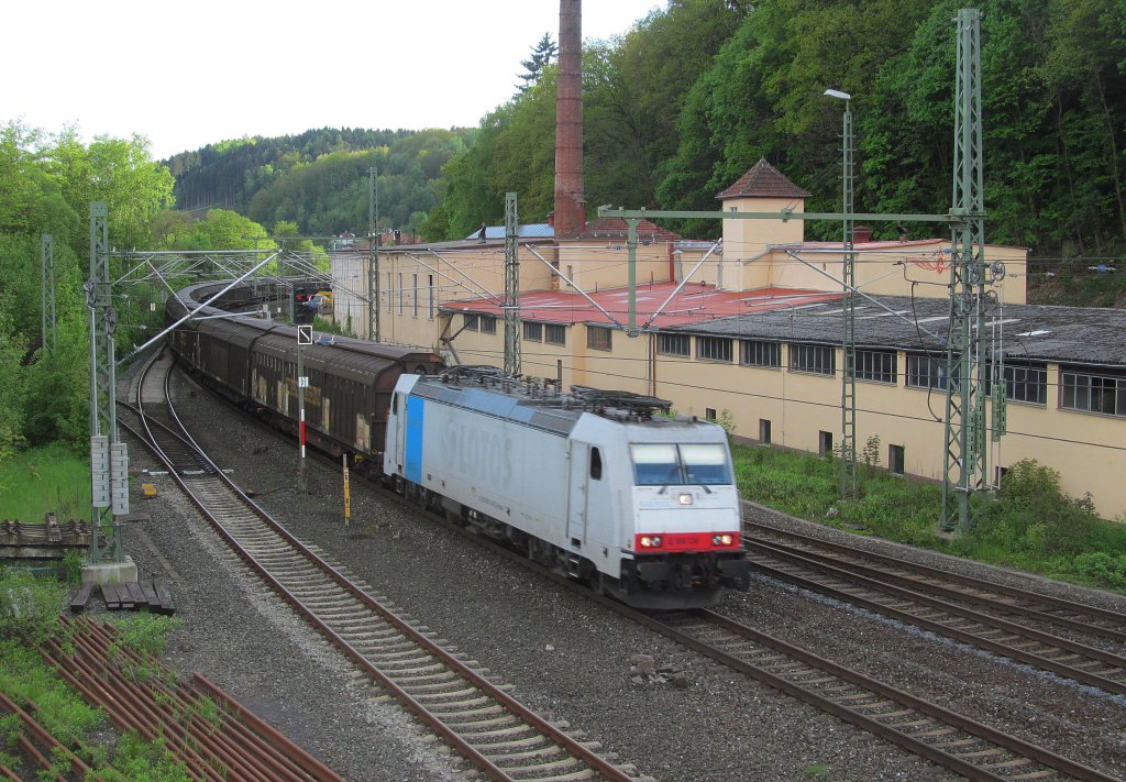 186 136 von Railpool (ex Lotos) zieht am 12. Mai 2013 einen Schiebewandwagenzug durch Kronach in Richtung Saalfeld.