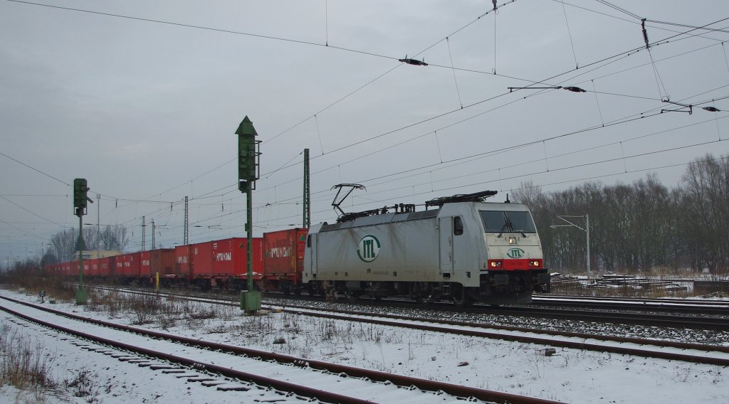186 138-4 der ITL mit Containerzug in Fahrtrichtung Sden am 27.01.2010 durch Eschwege West.