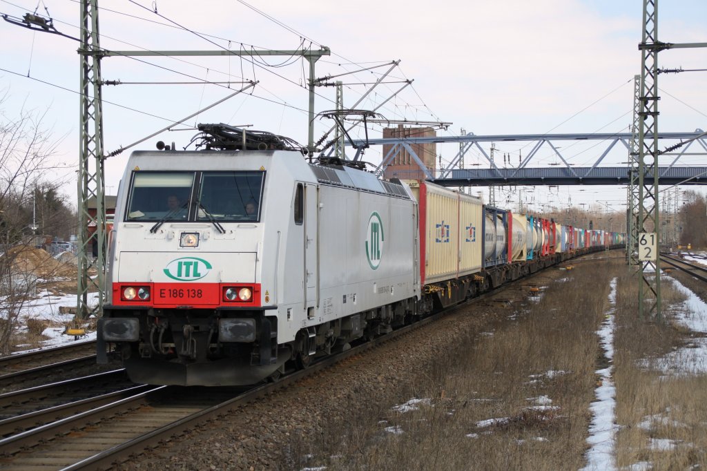 186 138 ITL mit Containerzug am 26.03.2013 in Brandenburg/Havel